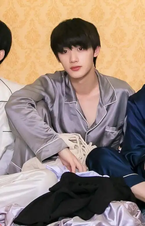时代少年团睡衣秀刘耀文丁程鑫深v慵懒贺峻霖手拿拖鞋太好笑