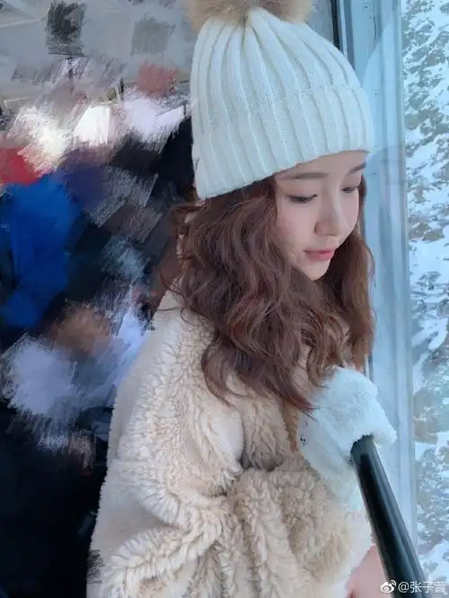 陈赫娇妻张子萱畅游瑞士晒美照 一头长卷发似洋娃娃