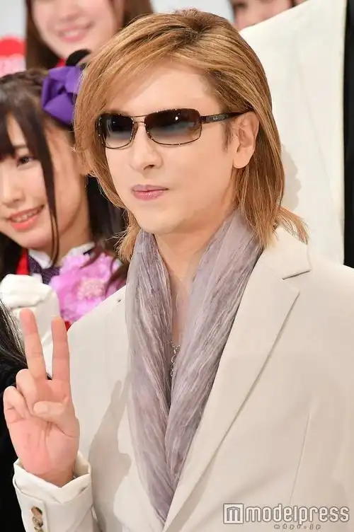 4         新浪娱乐讯 乐队x-japan队长yoshiki14日出席红白歌会