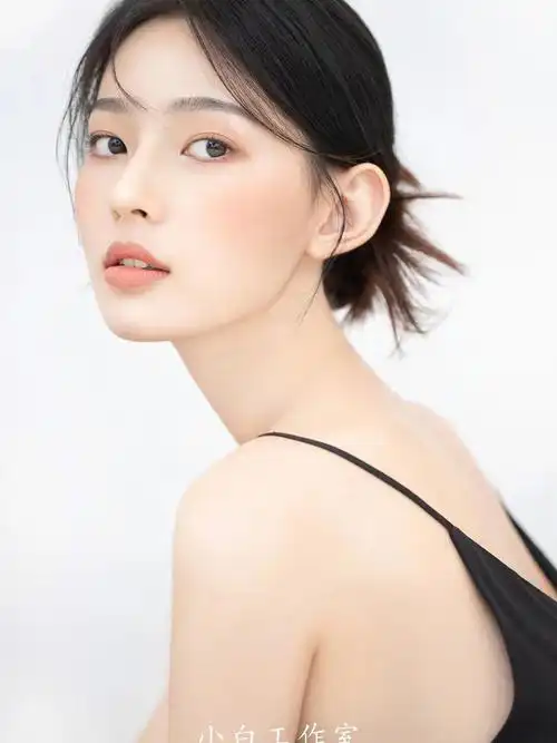 高级感的杂志照写真简约而不简单