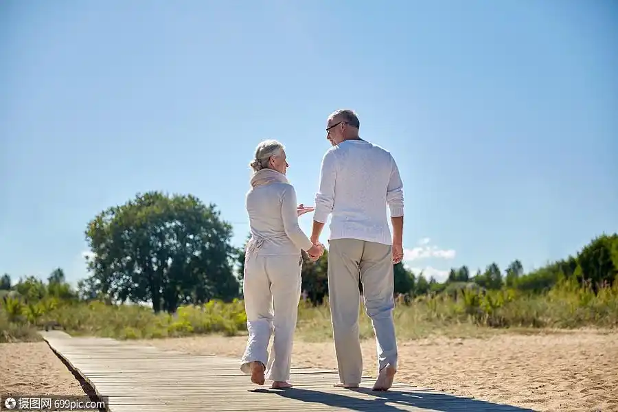 家庭,龄,旅游,旅游人的快乐的老夫妇牵手步行夏季海滩夏天蜜月