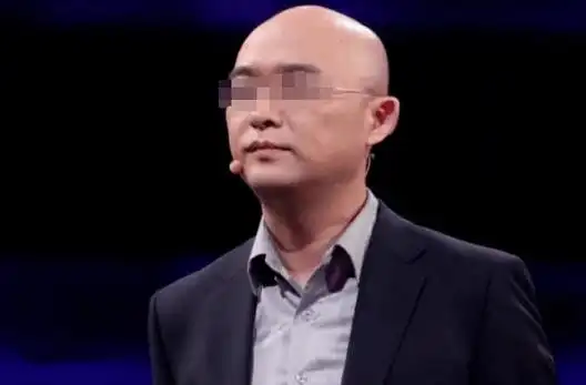 孟非发现妻子偷偷翻他手机,于是假装睡着,第二天,他对妻子说:今天什么