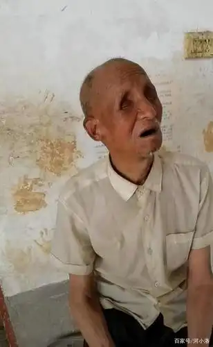 独居老爷爷双目失明,做饭烫伤手,出门掉进七八尺深坑,惹人泪目