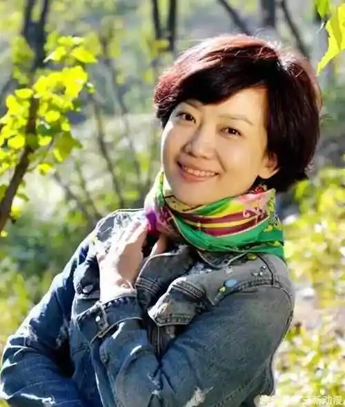 央视美女主持人王端端嫁给同行丈夫很幸福直播时落泪被质疑