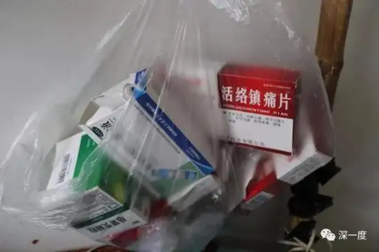 李建军床头挂的药袋
