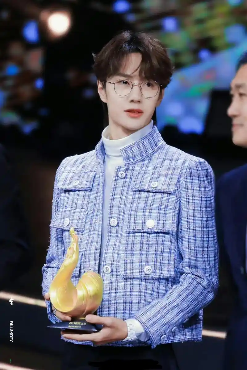 惊艳四座——盘点人间香奈儿王一博的红毯造型