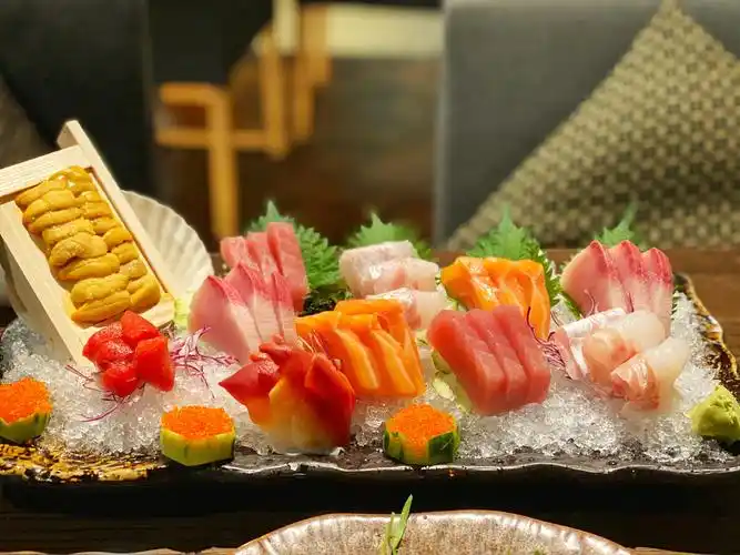 一直想把吃的拍好一直觉得日料摆盘比较精致就从刺身拼盘开始拍