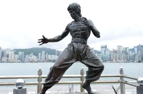 李小龙一拳能打出350磅的力量,与拳王阿里基本相当.