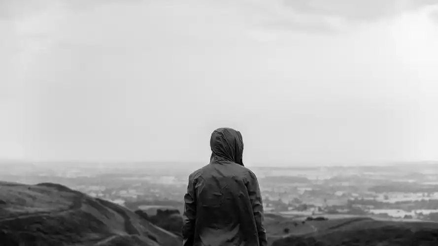 年轻人眺望远方