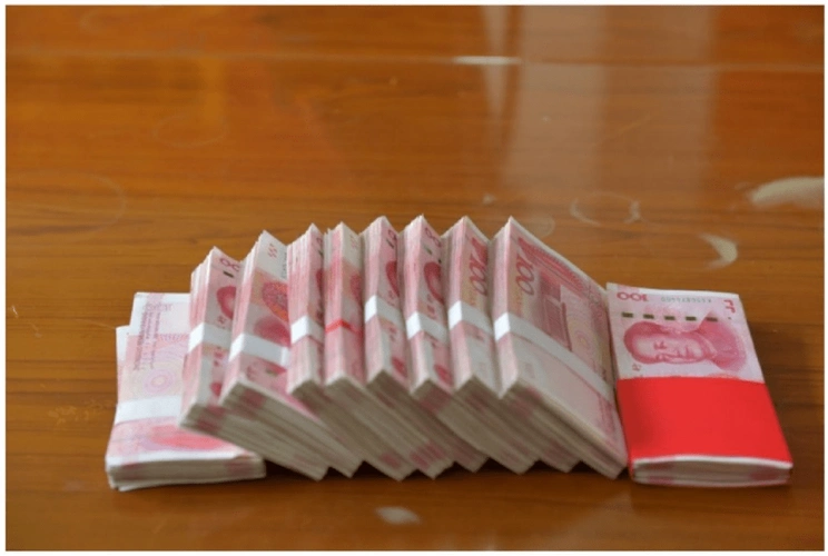 乘客10万元现金不慎遗失 西安公交民警1小时快速找回_女士_物品_毛