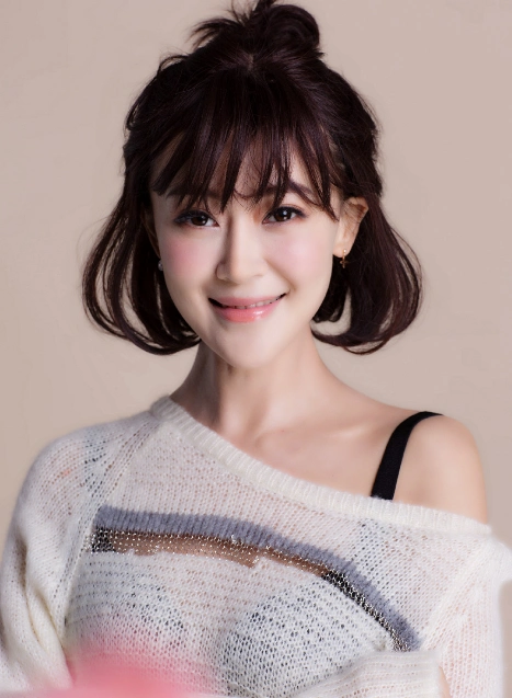 万妮恩将每一个角色发挥到极致,她浑身上下散发着一种古典的韵味