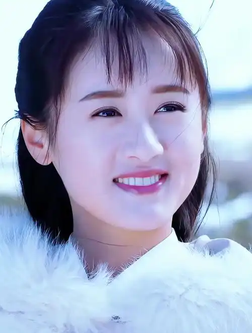 袁冰妍太适合古装打扮了,一袭白袍端庄惊艳,不愧是新晋古装女神