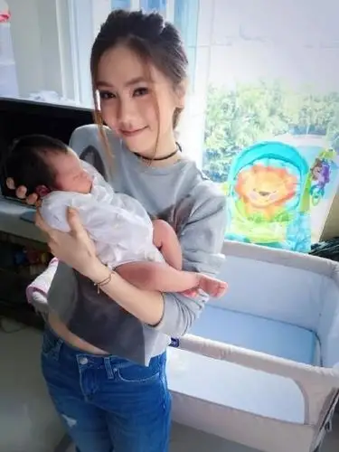 邓紫棋抱萌娃 开心做干妈
