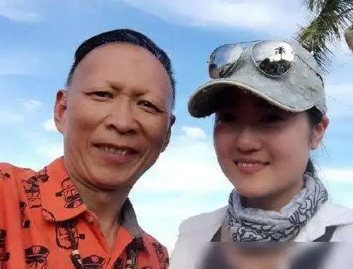 "最丑演员"李明晒女儿合照,本以为很丑,看清后:这是亲生的?_网易订阅