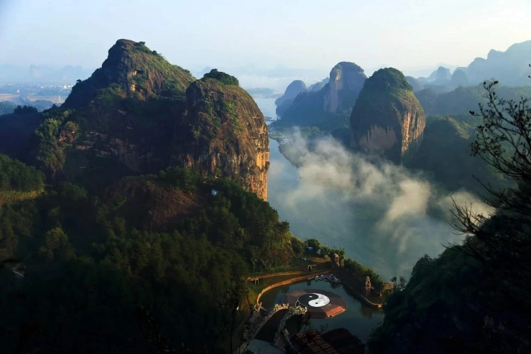 敢与桂林叫板.围绕它的五座名山世人皆知,而它的名字却不见经传!