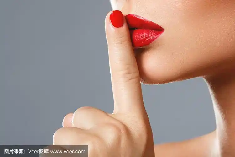 女人在做"嘘"或"沉默"的手势
