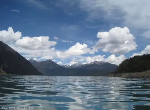 关键词:水天一色 湖泊 蓝天白云 西藏 高原 山水风光 山水风景 河流