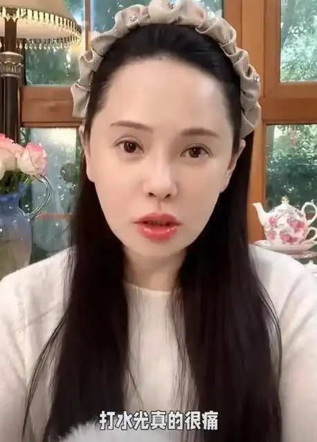 秦昊老婆跑韩国打水光针,56岁伊能静满脸针痕,感慨:真的好痛