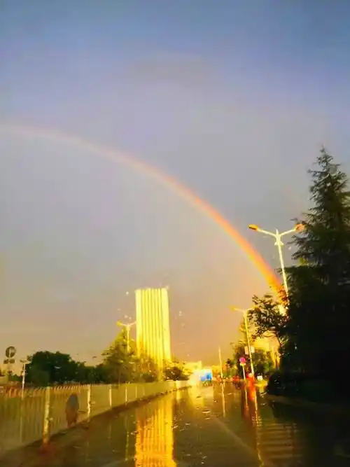 雨后彩虹当空舞,恰似仙境现人间