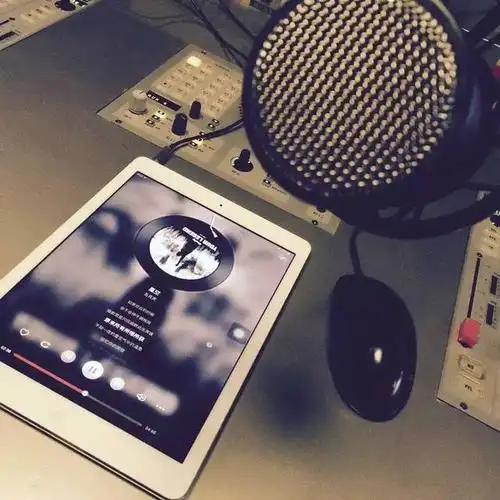 我是今天的电台dj小爱 哈哈!