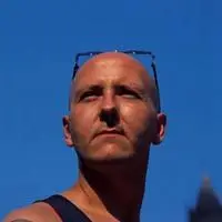 光头墨镜男头像图片 霸气光头男士戴墨镜头像_微信头像图片大全