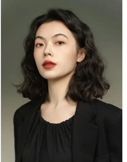 但是,仅仅剪短发可能会显得单调和沉闷,因此烫发成为了必不可少的一步