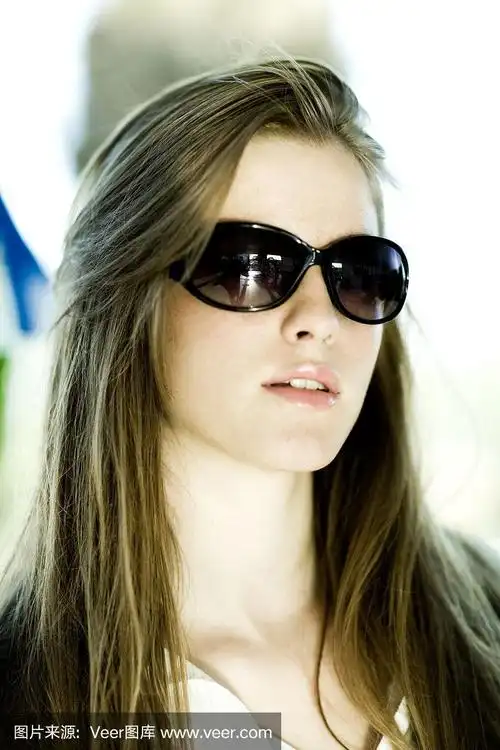 戴墨镜的美女