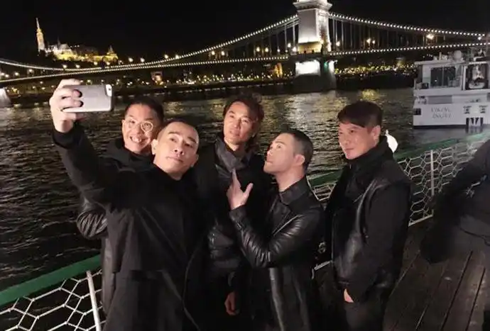 古惑仔齐聚引回忆杀 均穿黑衣帅气搞怪诠释纯真友谊