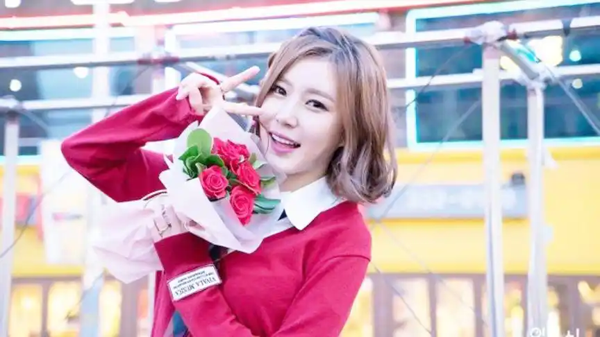 韩国女团贝斯手智仁爆火抖音,自弹自唱的"街头女孩"让人释