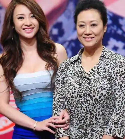 原创车晓母女同台亮相,王丽云穿印花装配"贵妇头",气场比女儿强大