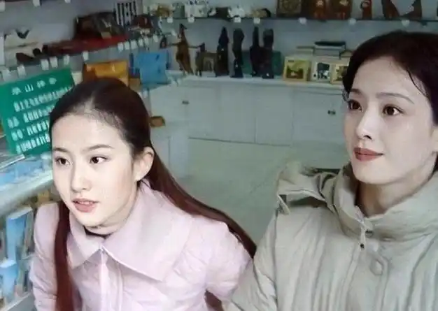 刘亦菲自称全家最丑,本以为她矫情,家人合影曝光后真相了