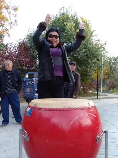 敲起鼓镲庆盛世