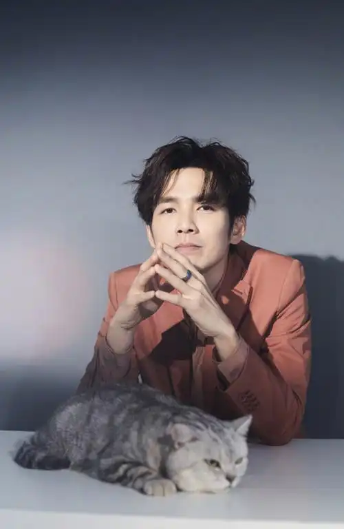 钟汉良个人简介:汉良,1974年11月30日出生,香港男歌手及演员,祖籍