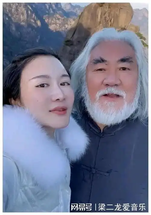 爱情,真的不分年龄,72岁导演张纪中高调秀恩爱