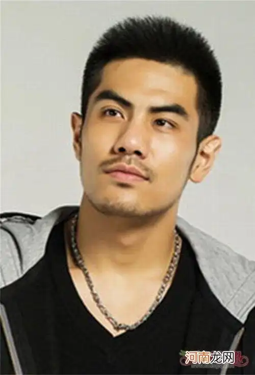 详细介绍国字脸男生合适哪些发型 专属国字脸男生的帅气短头发路线