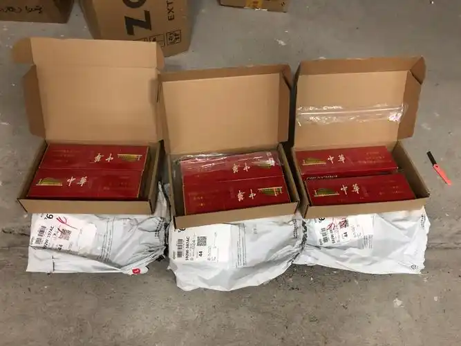 新罗区局会同邮管局对快递中转站进行突击检查,通过对快递跟踪单深入