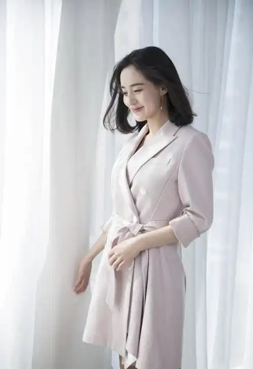 王智这身材也太诱人了,裙子好像"镶"身上一样,吊带太细好怕断|衬衫