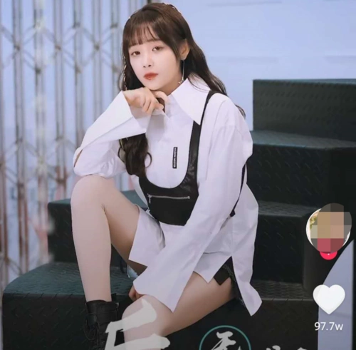 靠唱歌走红网络坐拥2000万粉丝的兔子牙