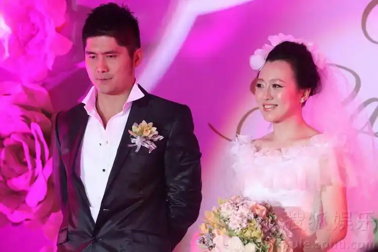 潘长江女儿潘阳大婚 潘阳武石磊接吻婚礼礼成(组图)