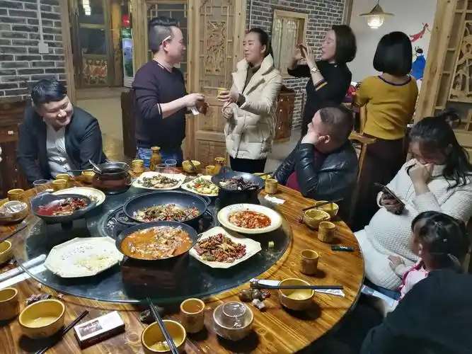 喝酒的样子够不够量?都是很厉害的……有量你就来