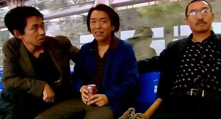 想要拍摄一部小成本的黑色喜剧片,名为《疯狂的石头》