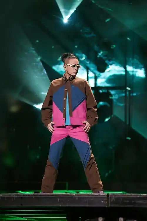 陈小春的减龄穿搭运动套装造型活力十足这哪像55岁了