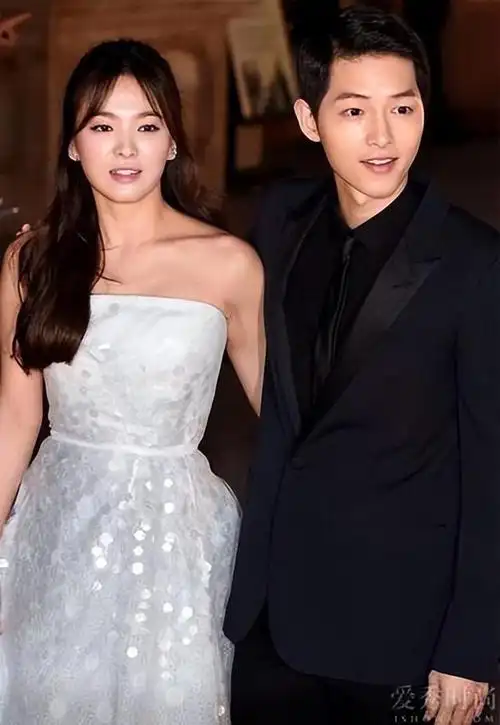 宋慧乔宋仲基重逢,一个台上颁奖,一个台下凝望,粉丝终于释怀了