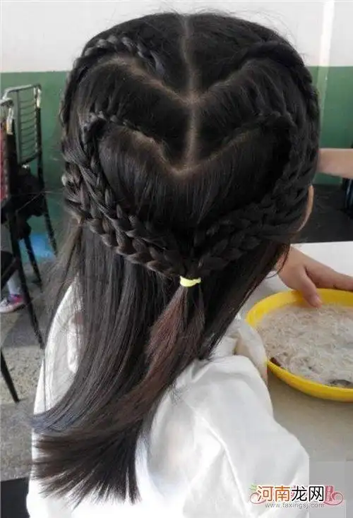 编扎出的公主头造型 , 流露不一样风韵的小女孩扎发 , 烂漫时尚潮流的