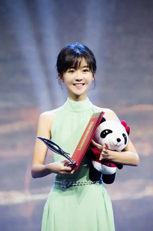 宋伊人亮相中国电视好演员盛典斩获网剧组最佳女演员奖