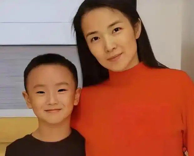 管彤:嫁圈外老公,42岁才当妈妈,50岁被老公宠成宝