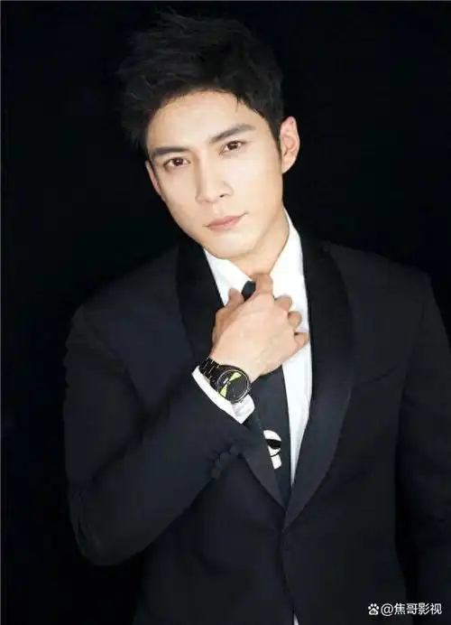 和结实的下巴,这些特征使他看起来非常有男子气概和魅力,他肌肉发达