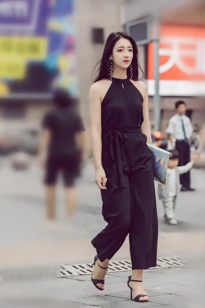 重庆街拍,美女们打扮新潮,回头率超高,好身材一目了然