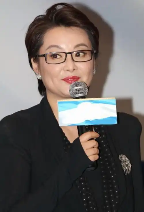 袁立胖了也很美!穿垫肩连衣裙气场八米,47岁完美霸总范