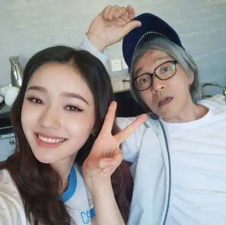 林允晒国外生活照,一个人逛超市买菜,还展示了一手高超厨艺_周星驰